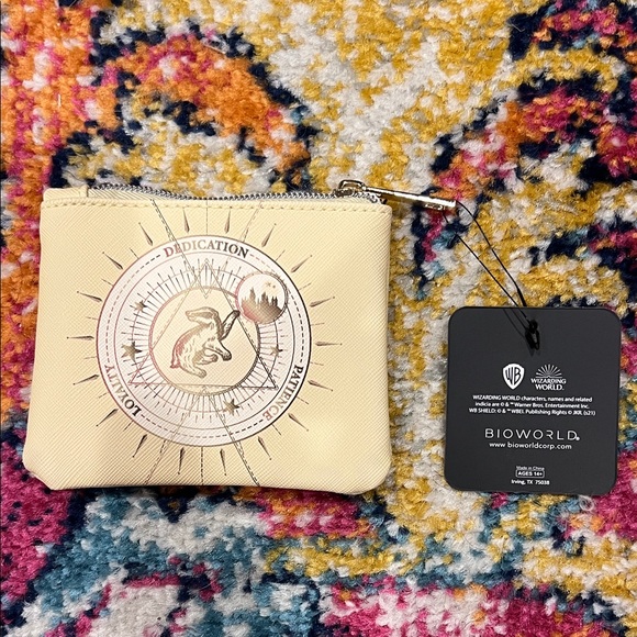 Harry Potter Hogwarts Hufflepuff Coin Pouch - Picture 2 of 2